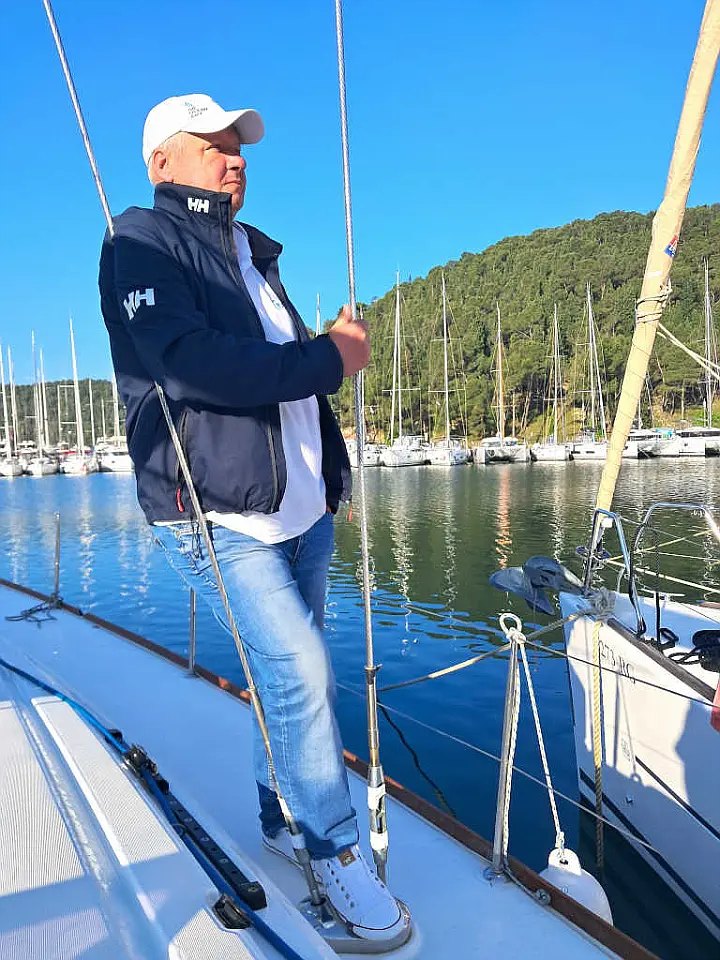 Na dziobie jachtu w marinie