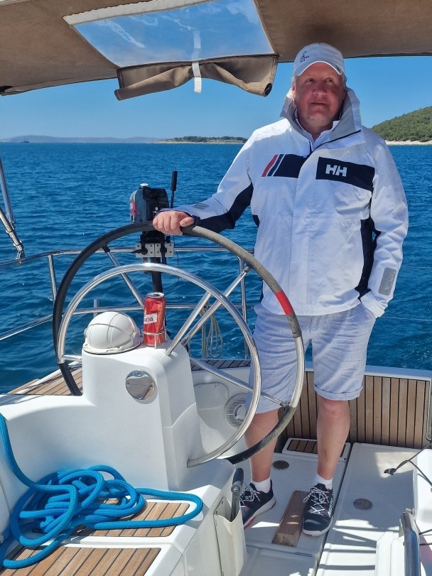 Skipper NAUT za sterem jachtu