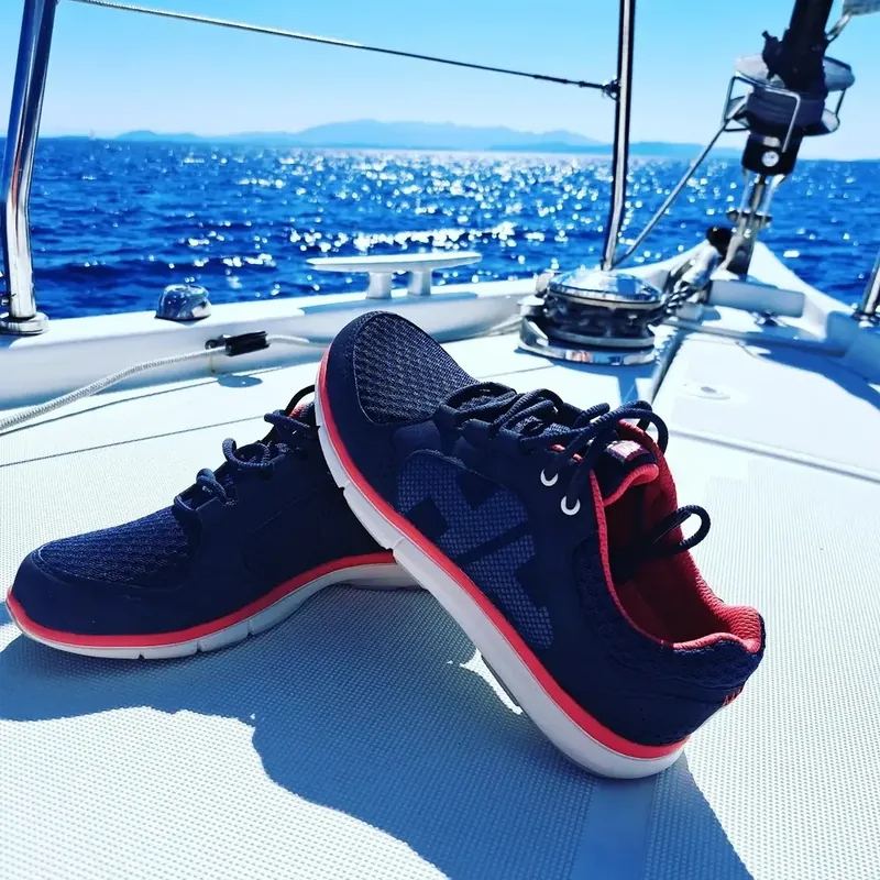 Buty żeglarskie na pokładzie jachtu