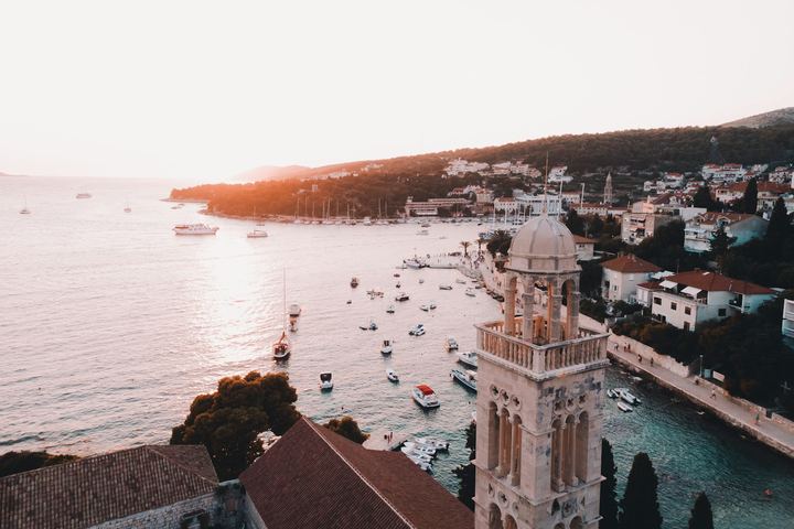 Hvar – zachód słońca nad portem i wyspami Pakleni