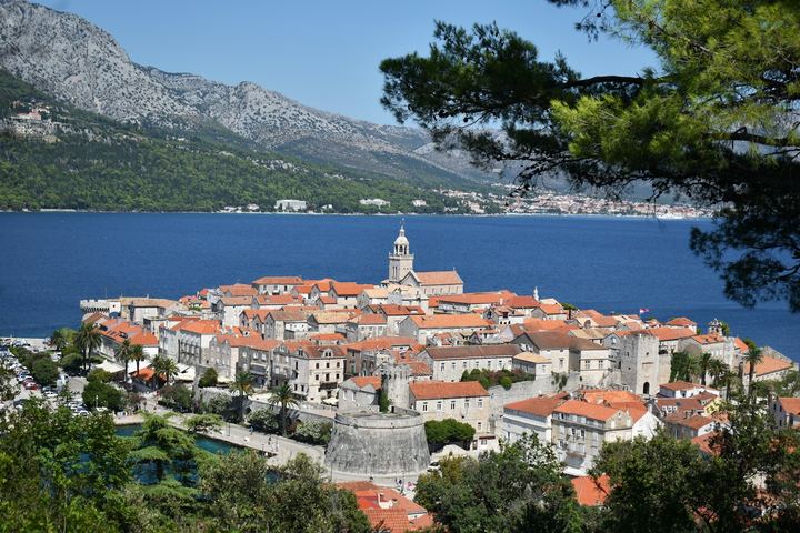 Korčula – starówka na cyplu pod górami Pelješca