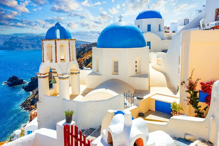 Santorini – białe domy i niebieskie kopuły nad kalderą
