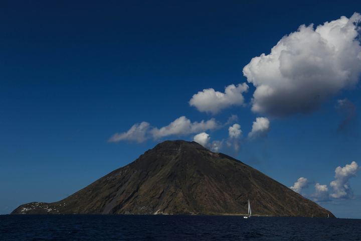 Stromboli – czynny wulkan na Morzu Tyrreńskim