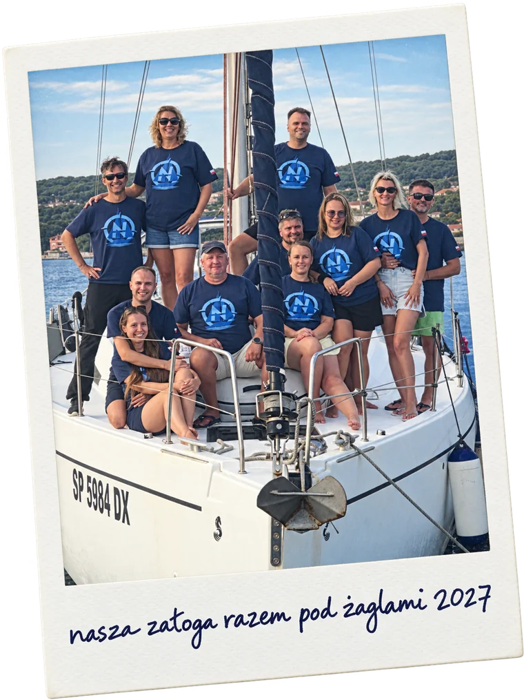 Zdjęcie z polaroida: załoga NAUT na dziobie jachtu, podpis „nasza załoga razem pod żaglami 2027”