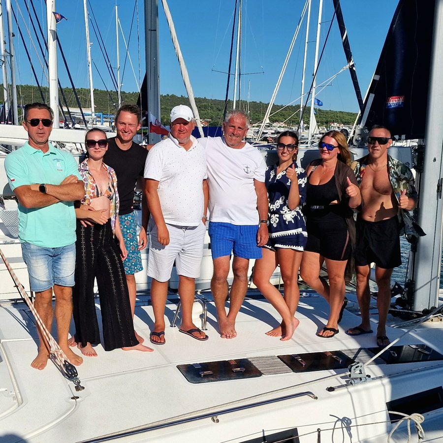 Załoga na pokładzie jachtu w marinie